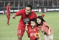 Gunawan Dwi Cahyo bersama kedua anaknya saat merayakan keberhasilan Persija juara Piala Presiden 2018. Foto : sat