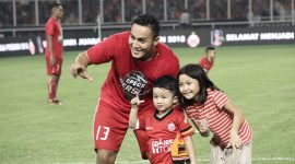 Gunawan Dwi Cahyo bersama kedua anaknya saat merayakan keberhasilan Persija juara Piala Presiden 2018. Foto : sat