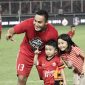 Gunawan Dwi Cahyo bersama kedua anaknya saat merayakan keberhasilan Persija juara Piala Presiden 2018. Foto : sat