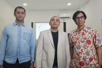 Co-Founder - Dhaniel Ilyas, S.E., M.Sc (kiri), CEO - Umar Hasan, S.E., M.B.A (tengah), Co-Founder - Mustafa Mahmood Abdat, B.Sc (kanan). Foto : prod1gy.id