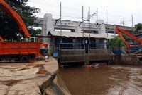 Aliran Sungai Mangarai, Sampah, Pintu Utama Air Manggarai,Jakarta. Foto Herald_MAK