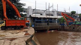 Aliran Sungai Mangarai, Sampah, Pintu Utama Air Manggarai,Jakarta. Foto Herald_MAK
