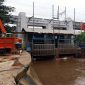 Aliran Sungai Mangarai, Sampah, Pintu Utama Air Manggarai,Jakarta. Foto Herald_MAK