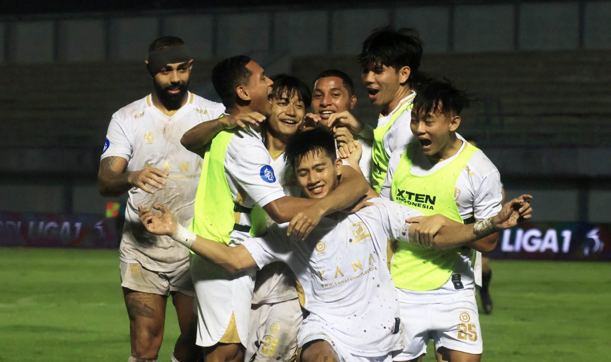 Tampak tim Madura United FC selebrasi di kandang Dewa United di Indomilk Arena Tangerang pada pekan 33. Dan akhirnya Madura United dipastikan lolos ke Championship Series 2023/2024 pada pekan ke-34. Foto : Herald.id/mak