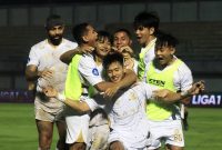 Tampak tim Madura United FC selebrasi di kandang Dewa United di Indomilk Arena Tangerang pada pekan 33. Dan akhirnya Madura United dipastikan lolos ke Championship Series 2023/2024 pada pekan ke-34. Foto : Herald.id/mak