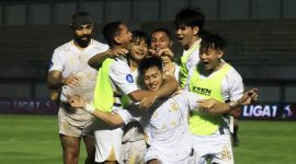 Tampak tim Madura United FC selebrasi di kandang Dewa United di Indomilk Arena Tangerang pada pekan 33. Dan akhirnya Madura United dipastikan lolos ke Championship Series 2023/2024 pada pekan ke-34. Foto : Herald.id/mak