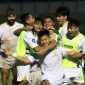 Tampak tim Madura United FC selebrasi di kandang Dewa United di Indomilk Arena Tangerang pada pekan 33. Dan akhirnya Madura United dipastikan lolos ke Championship Series 2023/2024 pada pekan ke-34. Foto : Herald.id/mak