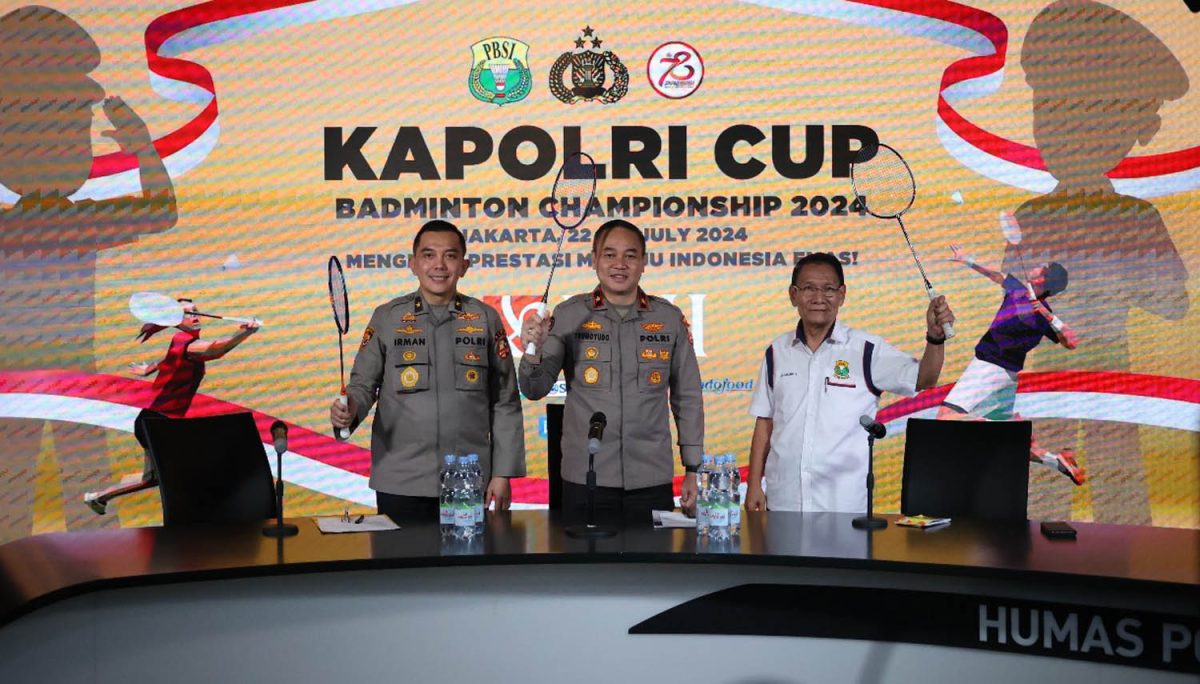 Ketua Panitia Kapolri Cup Badminton Championships 2024, Karopal Slog Polri Brigjen Pol Irman Sugema, S.H., S.I.K., M.H, Karopenmas Divhumas Polri, Brigjen Pol Trunoyudo Wisnu Andiko, S.I.K dan Wakil Sekretaris Jenderal PP PBSI, Edi Sukarno dalam jumpa pers di Kantor Divisi Humas Polri, Jakarta Selatan, Kamis (18/7). Foto : PP PBSI