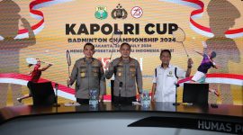 Ketua Panitia Kapolri Cup Badminton Championships 2024, Karopal Slog Polri Brigjen Pol Irman Sugema, S.H., S.I.K., M.H, Karopenmas Divhumas Polri, Brigjen Pol Trunoyudo Wisnu Andiko, S.I.K dan Wakil Sekretaris Jenderal PP PBSI, Edi Sukarno dalam jumpa pers di Kantor Divisi Humas Polri, Jakarta Selatan, Kamis (18/7). Foto : PP PBSI