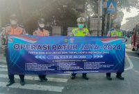 Giat Z 360 bergabung dengan jajaran anggota dan Dishub giat operasi Patuh 2024 dengan memberikan edukasi Kepada para pengemudi ojek,membentangkan spanduk Ops Patuh dan penegoran kpd pengendara yg naik Trotoar di TL Cengkareng. Foto : IST