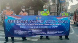 Giat Z 360 bergabung dengan jajaran anggota dan Dishub giat operasi Patuh 2024 dengan memberikan edukasi Kepada para pengemudi ojek,membentangkan spanduk Ops Patuh dan penegoran kpd pengendara yg naik Trotoar di TL Cengkareng. Foto : IST