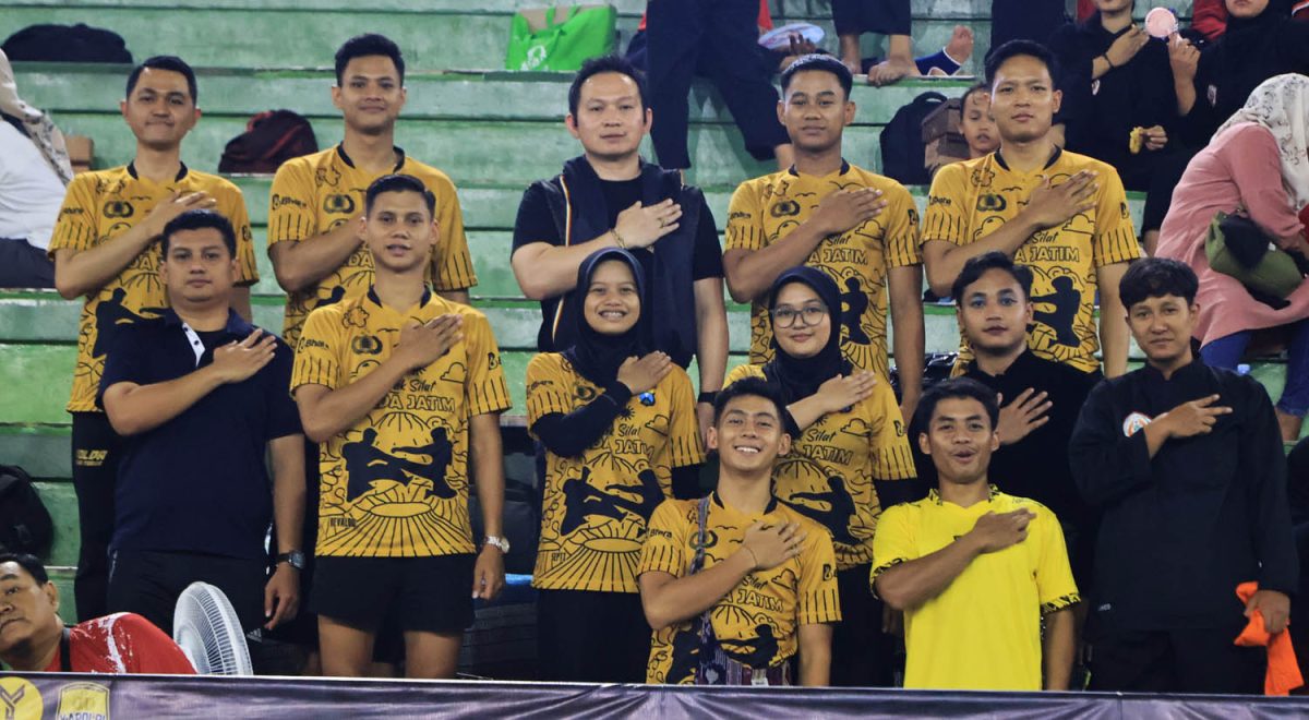 AKBP Damus Asa, S.H, S.I.K, M.H, Kasubdit II Perbankan Ditreskrimsus Polda Jatim beserta official Pencak Silat Polda Jatim, Gor Ciracas Jakarta Timur, Jumat (20/09). Foto : Polda Jatim