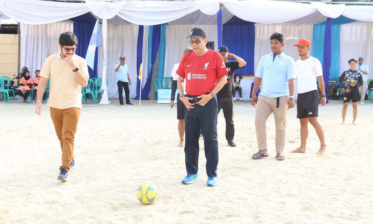 Presiden Indonesia Beach Soccer Community (IBSC), Dr. Hinca IP Pandjaitan, SH, MH, ACCS saat membuka turnamen komunitas Sepakbola Pantai Indonesia di Stadion Kalibaru Cilincing Jakarta, Minggu (25/06). Foto : Media IBSC
