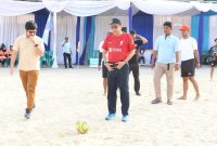 Presiden Indonesia Beach Soccer Community (IBSC), Dr. Hinca IP Pandjaitan, SH, MH, ACCS saat membuka turnamen komunitas Sepakbola Pantai Indonesia di Stadion Kalibaru Cilincing Jakarta, Minggu (25/06). Foto : Media IBSC