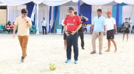 Presiden Indonesia Beach Soccer Community (IBSC), Dr. Hinca IP Pandjaitan, SH, MH, ACCS saat membuka turnamen komunitas Sepakbola Pantai Indonesia di Stadion Kalibaru Cilincing Jakarta, Minggu (25/06). Foto : Media IBSC