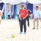 Presiden Indonesia Beach Soccer Community (IBSC), Dr. Hinca IP Pandjaitan, SH, MH, ACCS saat membuka turnamen komunitas Sepakbola Pantai Indonesia di Stadion Kalibaru Cilincing Jakarta, Minggu (25/06). Foto : Media IBSC