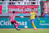 Derbi Jatim antara tuan rumah Deltras FC melawan Gresik United (GU) berakhir dengan kemenangan Deltras. Detras mengalahkan GU dengan skor tipis 2-1 yang digelar di Stadion Gelora Delta Sidoarjo (GDS) pada Minggu (5/01/2026) sore. Foto : Ossie Ethifar