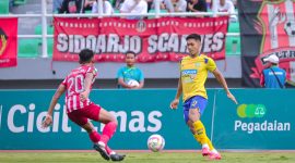 Derbi Jatim antara tuan rumah Deltras FC melawan Gresik United (GU) berakhir dengan kemenangan Deltras. Detras mengalahkan GU dengan skor tipis 2-1 yang digelar di Stadion Gelora Delta Sidoarjo (GDS) pada Minggu (5/01/2026) sore. Foto : Ossie Ethifar
