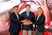 Direktur Utama Bank Mandiri Darmawan Junaedi dan Ketua Umum PP Perbasi Budisatrio Djiwandono dan Direktur IBL Junas Miradiarsyah