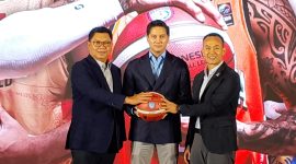 Direktur Utama Bank Mandiri Darmawan Junaedi dan Ketua Umum PP Perbasi Budisatrio Djiwandono dan Direktur IBL Junas Miradiarsyah