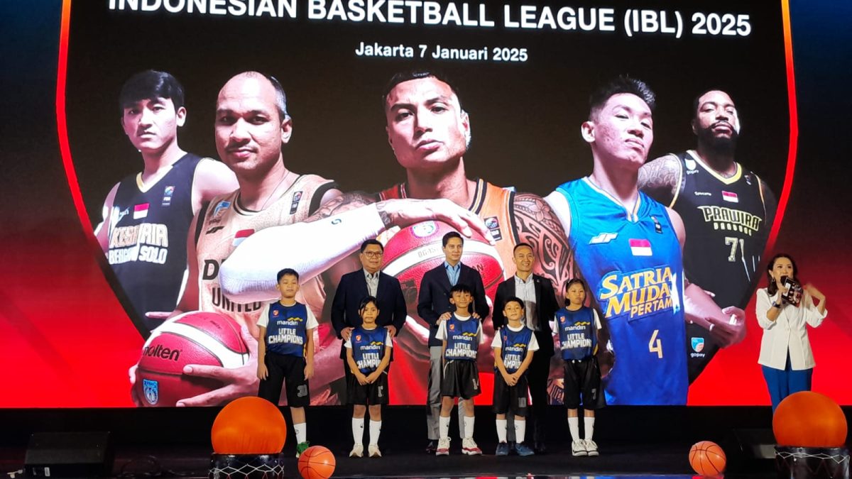 Ketua Umum PP Perbasi Budisatrio Djiwandono dan  Direktur IBL Junas Miradiarsyah serta Direktur Utama Bank Mandiri Darmawan Junaedi dalam acara penandatanganan MoU Kerjasama antara Bank Mandiri dan Indonesian Basketball League (IBL) 2025