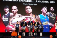 Ketua Umum PP Perbasi Budisatrio Djiwandono dan  Direktur IBL Junas Miradiarsyah serta Direktur Utama Bank Mandiri Darmawan Junaedi dalam acara penandatanganan MoU Kerjasama antara Bank Mandiri dan Indonesian Basketball League (IBL) 2025