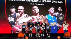Ketua Umum PP Perbasi Budisatrio Djiwandono dan  Direktur IBL Junas Miradiarsyah serta Direktur Utama Bank Mandiri Darmawan Junaedi dalam acara penandatanganan MoU Kerjasama antara Bank Mandiri dan Indonesian Basketball League (IBL) 2025