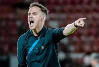 Pelatih Persebaya, Paul Munster geram dengan keputusan wasit. Foto : Persebaya