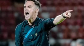 Pelatih Persebaya, Paul Munster geram dengan keputusan wasit. Foto : Persebaya