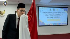 Ole Romeny, Tim Geypens dan Dion Markx resmi menjadi Warga Negara Indonesia. Foto : KBRI London/PSSI
