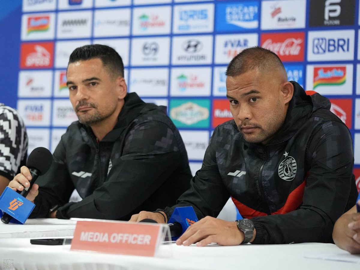 Pelatih Persija, Carlos Pena dan pemain Persija, Andritany saat preskon prematch jelang lawan Persib, Foto : Persija