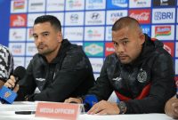 Pelatih Persija, Carlos Pena dan pemain Persija, Andritany saat preskon prematch jelang lawan Persib, Foto : Persija