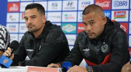 Pelatih Persija, Carlos Pena dan pemain Persija, Andritany saat preskon prematch jelang lawan Persib, Foto : Persija