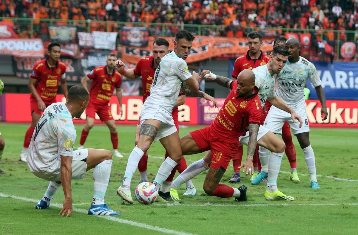 Persija Jakarta bermain imbang 2-2 melawan Persib Bandung meski sempat unggul dua gol pada pekan ke-23 Liga 1 di Stadion Patriot Candrabahaga, Bekasi, Minggu (16/2). Foto : Infobeken.com/MAK