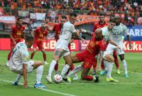 Persija Jakarta bermain imbang 2-2 melawan Persib Bandung meski sempat unggul dua gol pada pekan ke-23 Liga 1 di Stadion Patriot Candrabahaga, Bekasi, Minggu (16/2). Foto : Infobeken.com/MAK