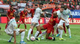 Persija Jakarta bermain imbang 2-2 melawan Persib Bandung meski sempat unggul dua gol pada pekan ke-23 Liga 1 di Stadion Patriot Candrabahaga, Bekasi, Minggu (16/2). Foto : Infobeken.com/MAK