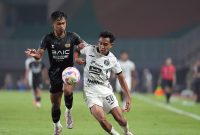 Aksi Striker Persija, Rayhan saat melawan Dewa United di Stadion Pakansari Bogor. Foto : Persija