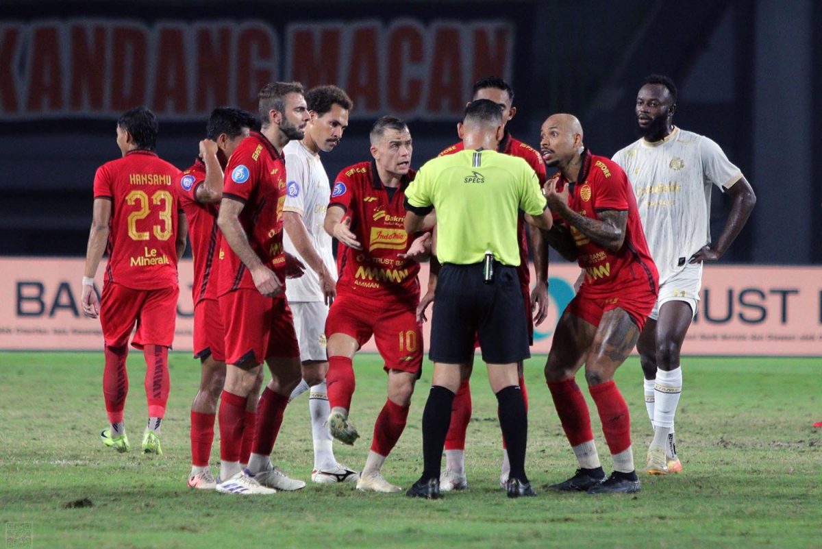 Tampak Gustavo Ameida setelah diberikan kartu merah oleh wasit dalam pertandingan melawan Arema FC. Foto : Infobeken.com