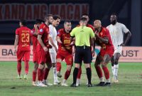 Tampak Gustavo Ameida setelah diberikan kartu merah oleh wasit dalam pertandingan melawan Arema FC. Foto : Infobeken.com