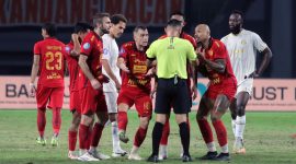 Tampak Gustavo Ameida setelah diberikan kartu merah oleh wasit dalam pertandingan melawan Arema FC. Foto : Infobeken.com