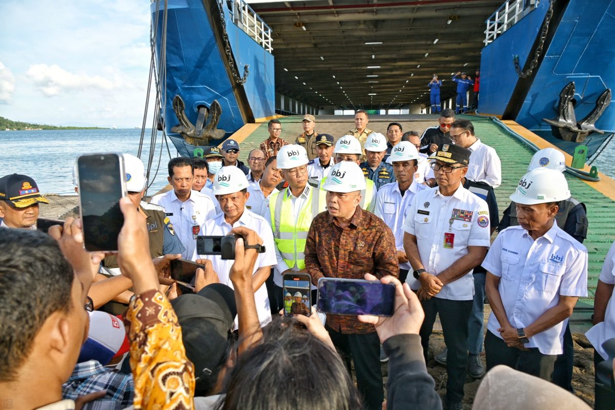 Menteri Perhubungan Dudy Purwagandhi bersama Menteri Dalam Negeri Tito Karnavian dan Gubernur Lampung Rahmat Mirzani Djausal melakukan pengecekan ke sejumlah sarana dan prasarana transportasi di Lampung, Kamis (13/3). Foto : Menhub