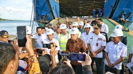 Menteri Perhubungan Dudy Purwagandhi bersama Menteri Dalam Negeri Tito Karnavian dan Gubernur Lampung Rahmat Mirzani Djausal melakukan pengecekan ke sejumlah sarana dan prasarana transportasi di Lampung, Kamis (13/3). Foto : Menhub
