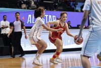 Laga antara Tim Gisel menghadapi Tim Gading dalam IBL Celebrity Game 2025 ini akhirnya dimenangkan oleh tim Red Bull dengan skor 38-22 atas tim Kratingdaeng. 