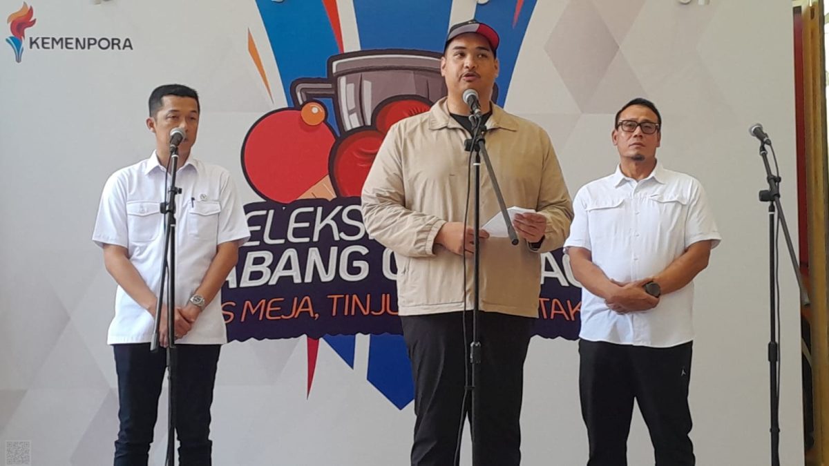 Menpora Dito Ariotedjo didampingi oleh Wamenpora Taufik Hidayat dan Deputi Bidang Peningkatan Prestasi Olahraga Kementerian Pemuda dan Olahraga Surono dalam acara press konferensi Seleksi Nasional Cabang Olahraga Tenis Meja, Tinju dan Sepaktakraw.