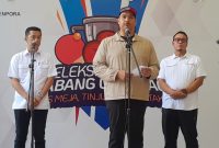 Menpora Dito Ariotedjo didampingi oleh Wamenpora Taufik Hidayat dan Deputi Bidang Peningkatan Prestasi Olahraga Kementerian Pemuda dan Olahraga Surono dalam acara press konferensi Seleksi Nasional Cabang Olahraga Tenis Meja, Tinju dan Sepaktakraw.
