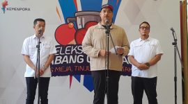 Menpora Dito Ariotedjo didampingi oleh Wamenpora Taufik Hidayat dan Deputi Bidang Peningkatan Prestasi Olahraga Kementerian Pemuda dan Olahraga Surono dalam acara press konferensi Seleksi Nasional Cabang Olahraga Tenis Meja, Tinju dan Sepaktakraw.