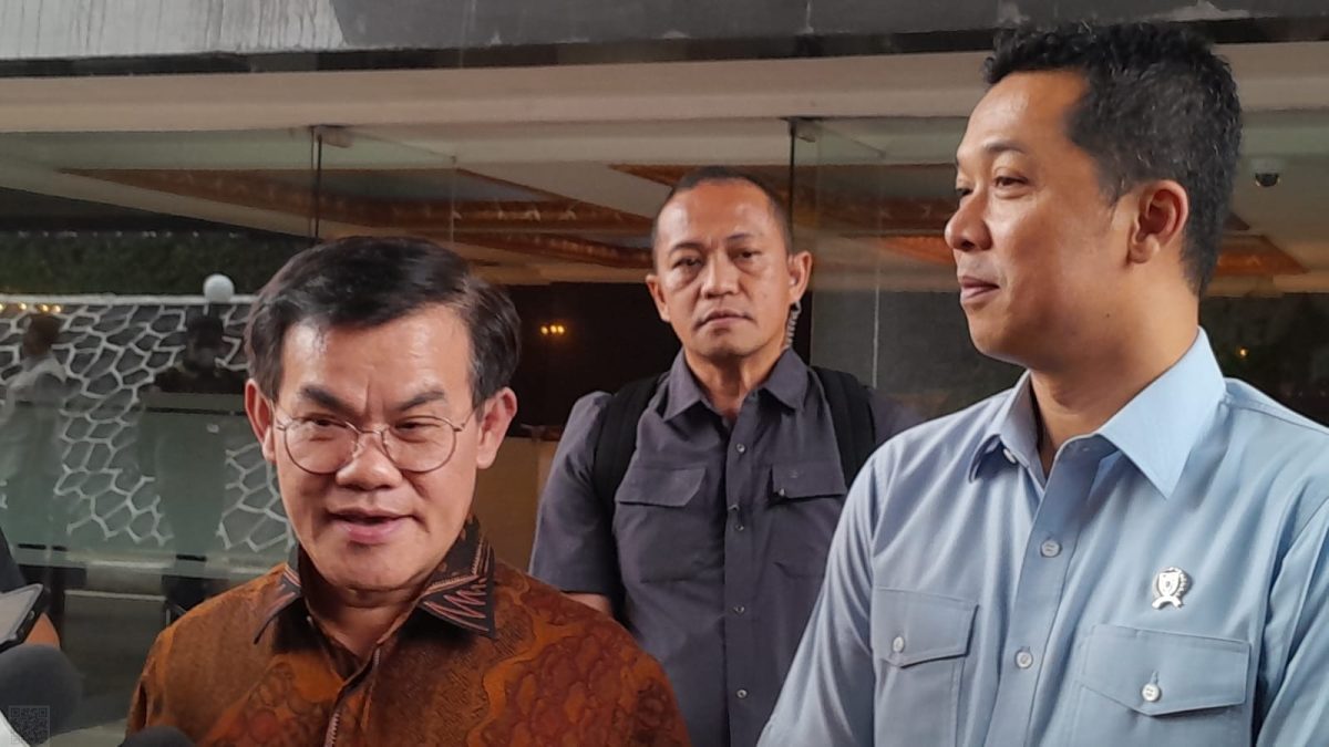 Wamenpora Taufik hidayat dan Deputi Bidang Pelayanan Kepemudaan Kemenpora Yohan, usai Rapat Koordinasi Lintas Sektor Pelayanan Kepemudaan.
