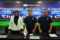 Direktur Utama LIB, Ferry Paulus, didampingi Direktur Operasional PT LIB Asep Saputra dan Ketua Komite Club Licensing 2024/25, Essy Asiah. 