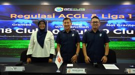 Direktur Utama LIB, Ferry Paulus, didampingi Direktur Operasional PT LIB Asep Saputra dan Ketua Komite Club Licensing 2024/25, Essy Asiah. 