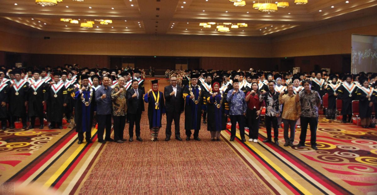 Wakil Menteri Ketenagakerjaan RI, Yth. Dr. Ir. Afriansyah Noor, M.Si
 bersama dengan Rektor Institut STIAMI, Prof. Dr. Sylviana Murni, S.H., M.Si. pada agenda wisuda Institut STIAMI Ke-48 di gedung Sasana Kriya, Taman Mini Indonesia Indah, Jakarta pada hari Kamis (25/09). Foto : STIAMI
